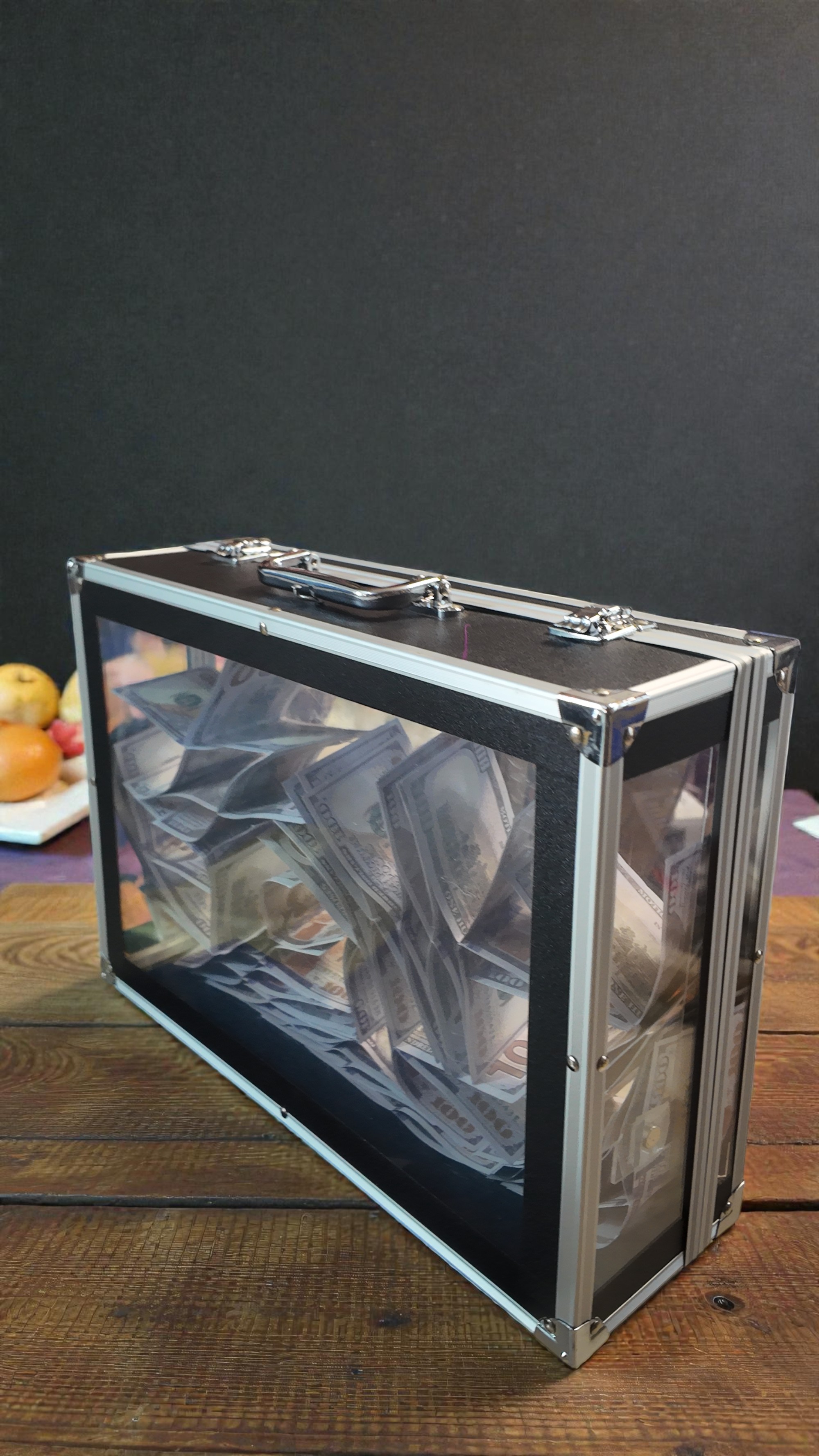 The Empty Suitcase Appears Full of Money - ảnh 2