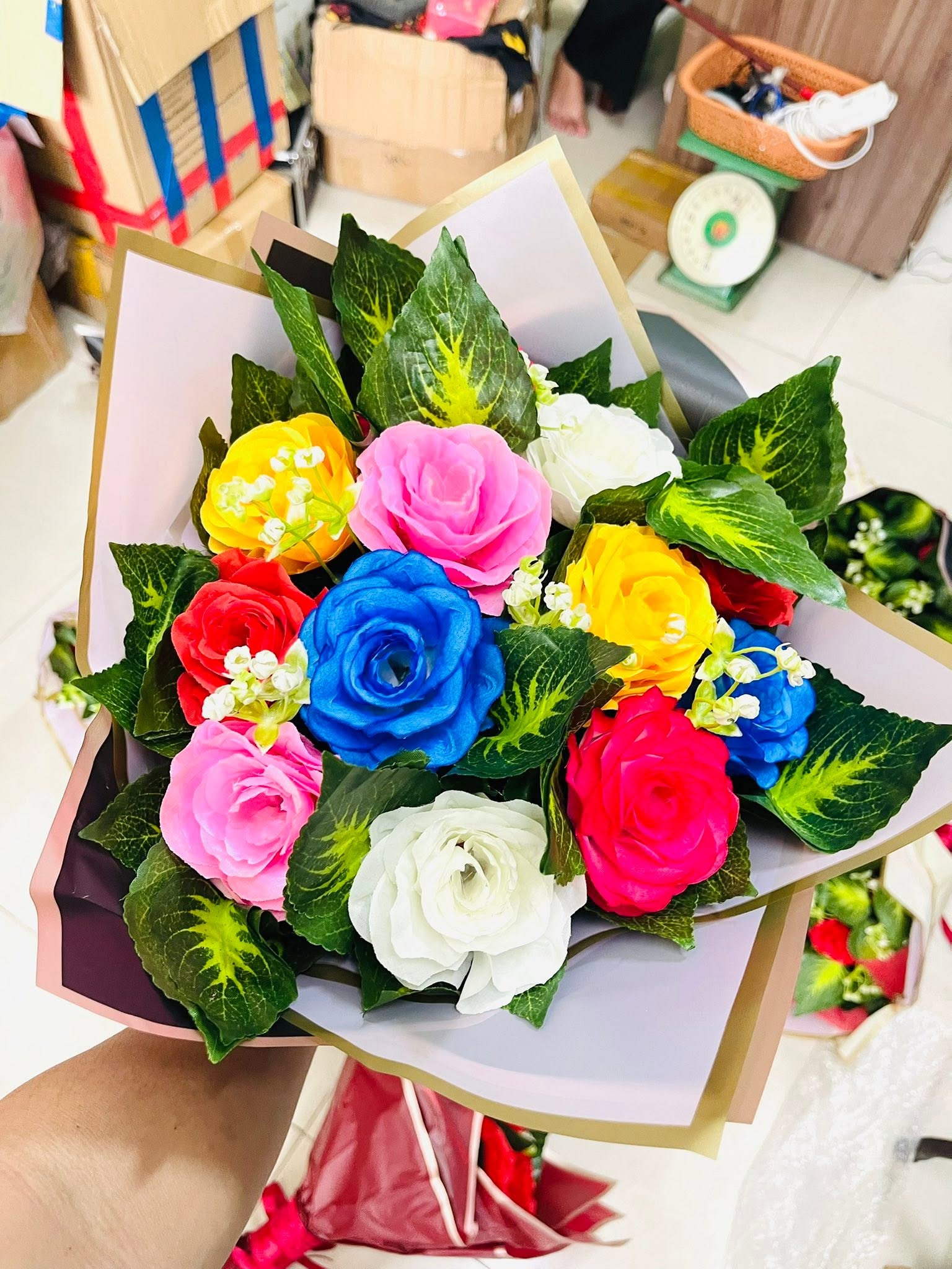 A Bouquet of Roses Appears - ảnh 5