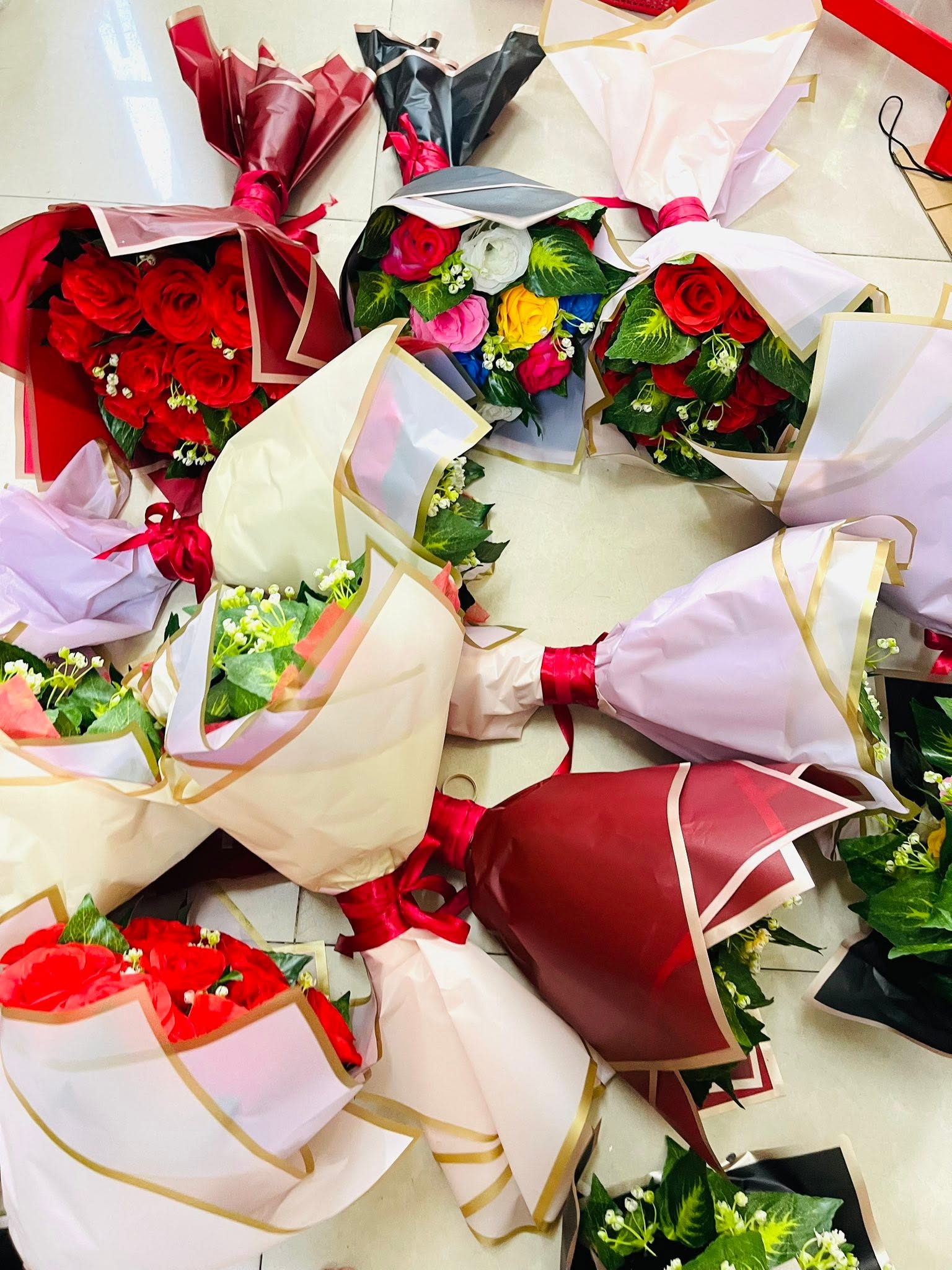 A Bouquet of Roses Appears - ảnh 4