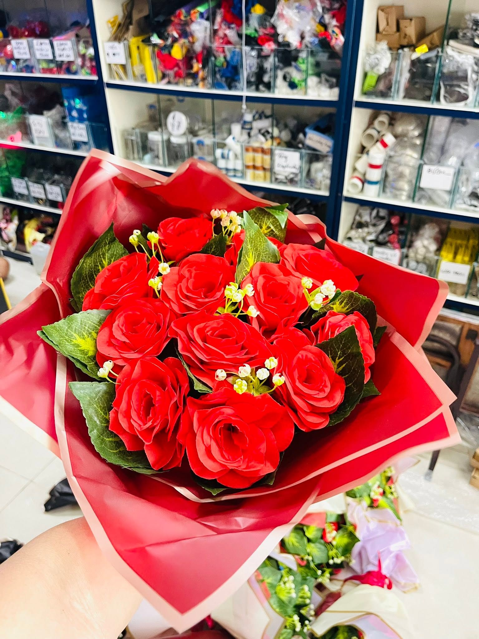 A Bouquet of Roses Appears - ảnh 3