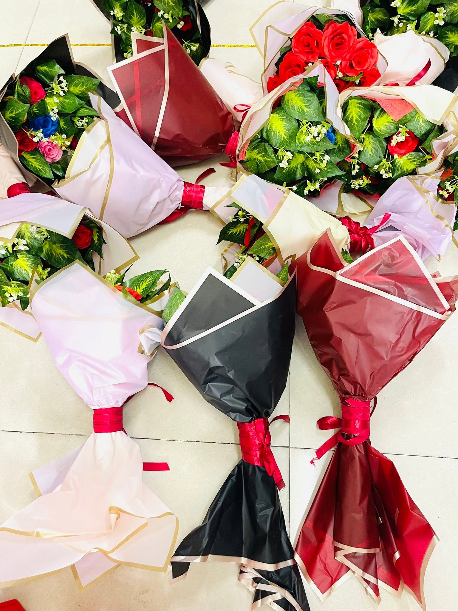 A Bouquet of Roses Appears - ảnh 2