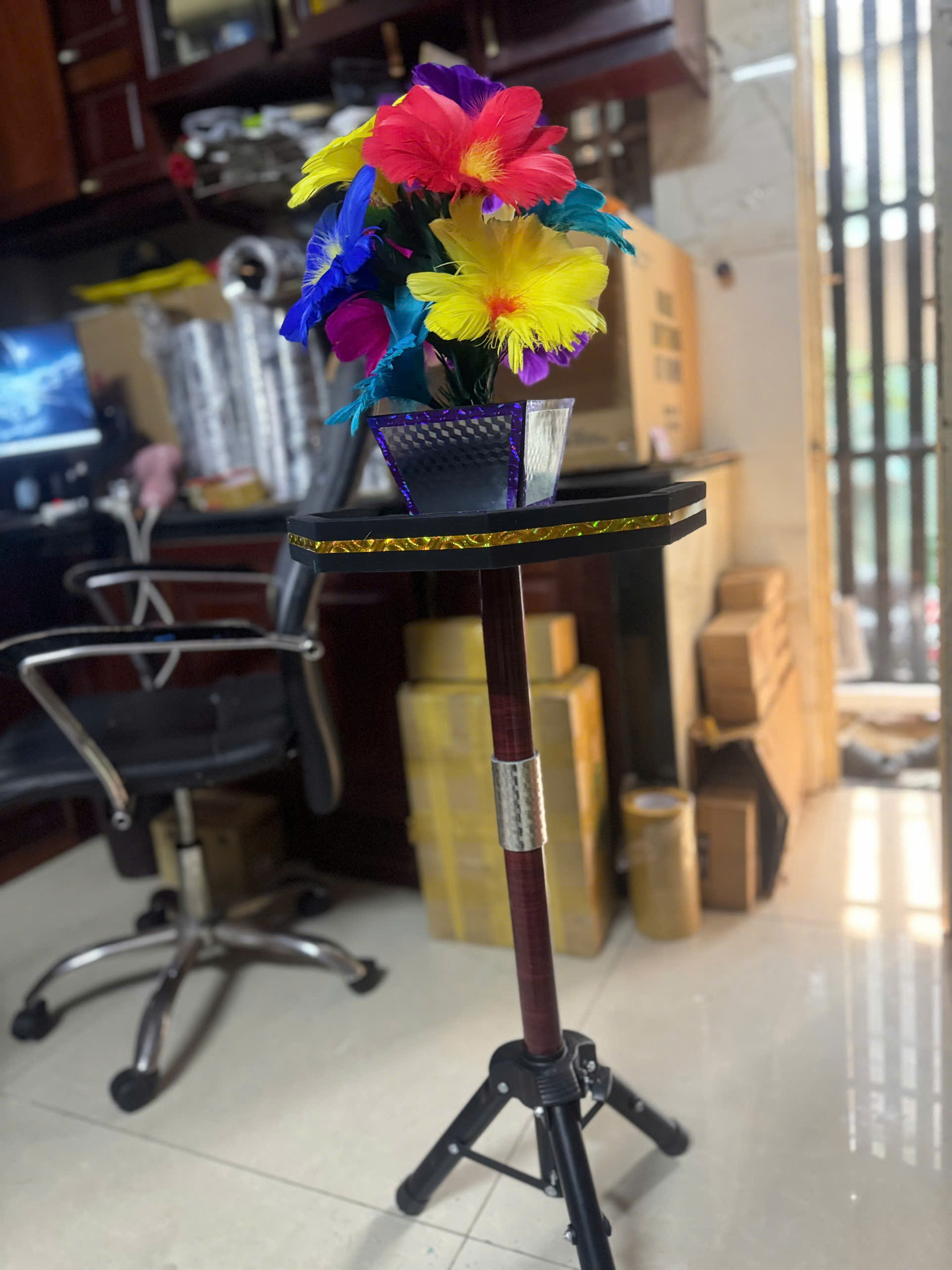 Table disappears flower pot + shoots fire - ảnh 4